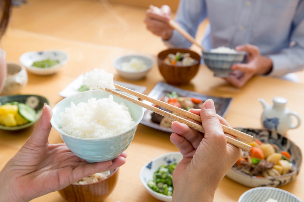 雖然戒斷葡萄糖才能達到最佳效果,身體才能開始以酮體當作能量來源,達到燃燒脂肪的效果,但一次過將攝取碳水化合物的比率大幅度降低,將對身體造成負擔,容易出現不適應狀況
