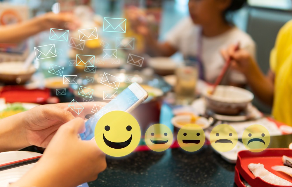 如你公司剛好有新人加入,不妨向他發一封帶有Emoji的電郵,除了能夠讓剛入職的新同事紓緩緊張情緒,也能拉近彼此之間的距離,像是間接向他表示你是一個「平易近人」的前輩。