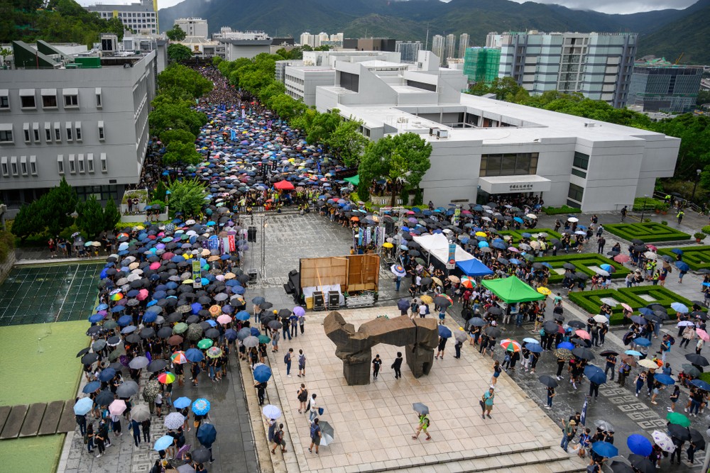 近期香港相續爆發數場嚴重暴力事件,有多所大學的學生與示威者在校園中與警方爆發激烈衝突,引起外界關注。