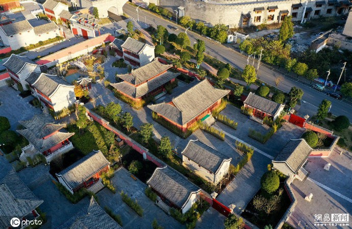 貴州省黔南布依族苗族自治州獨山縣一項仿紫禁城的建築群近期引起大眾關注。