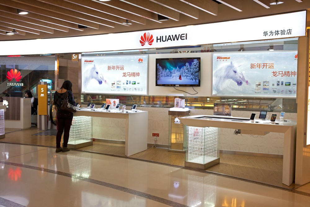 在相關規定正式實施之前,有中國民眾到電信商購買手機的當兒被要求現場出示身分證並拍照留存。