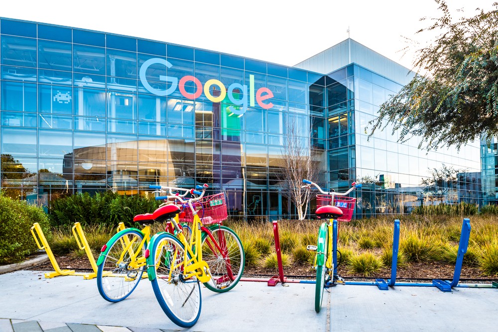 早前,Google因旗下4名員工接觸不應接觸的受限制資訊,並且持續洩漏公司內部資訊,違反資料保護規範而被排除,引起大批員工抗議。多方消息指此事已讓谷歌與員工的關係日漸惡化,引起外界擔憂。