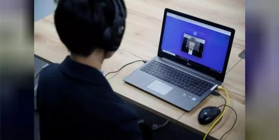 近兩年來,韓國企業如SK Innovation等開始掀起AI人工智能面試系統風氣。為了應付求職者,韓國現已出現AI面試補習班,教導求職者如何通過AI面試官的考驗,成功入職!