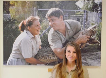 另外,厄文女兒賓迪(Bindi Irwin)同樣繼承和爸爸一樣愛與動物為伍的性格,自小常陪伴父親上各種節目,更立志成為動物專家。