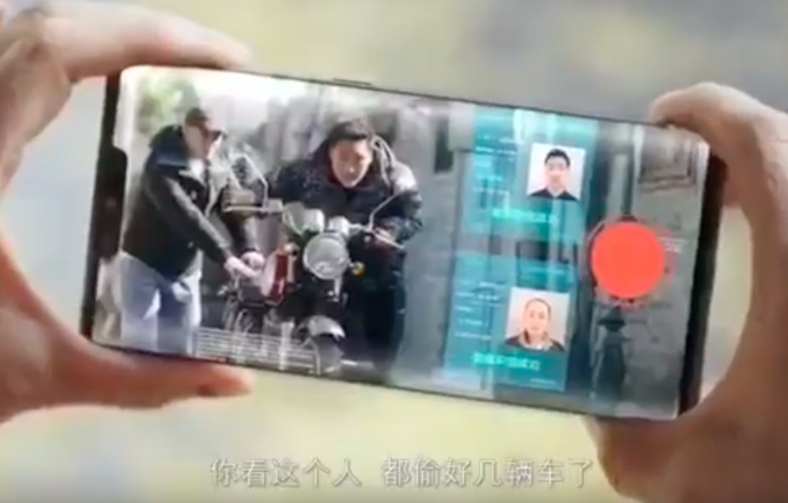 影片中可看見三名手上繫有「治安志願者」的人,在路上發現有行蹤可疑的人物。隨後影片主角就拿出手機拍下他們的樣子,隨後就得知他人的犯罪紀錄。