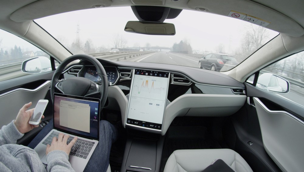 該公司也擔心Model3因在車輛行駛過程中太安靜而讓行人感覺不到後方有車輛,進而為Model 3加入外部揚聲器,播放音樂提醒行人。