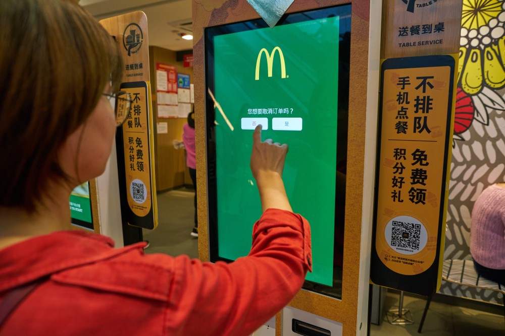 麥當勞為全球最大型的跨國連鎖餐廳之一,在全球各地擁有3萬多家分店,而在中國就開設了超過2500間分店,香港營運約240間。