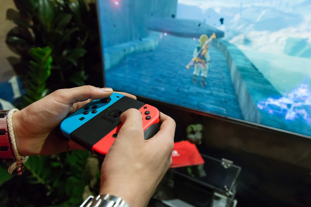 另外,中國版Switch無法登入任天堂帳號,只能登入微信(WeChat),在連接對戰上對用戶造成許多不便。有網友批評指:「連玩遊戲的自由都沒有」。