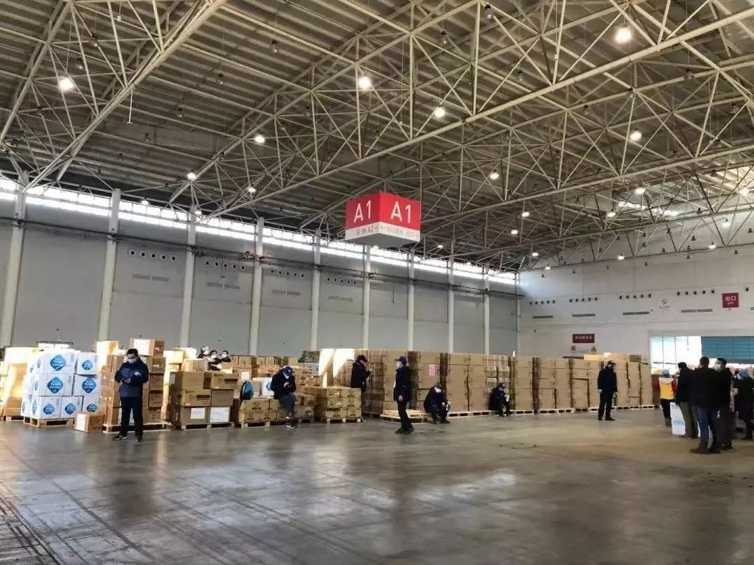 武漢地區肺炎疫情嚴重,但縱使海內外源源不絕捐贈物資於武漢,各大醫院仍全面告急,讓被指定接受物資的紅十字會成為眾人關注的焦點,多人指責紅十字會辦事效率不佳。