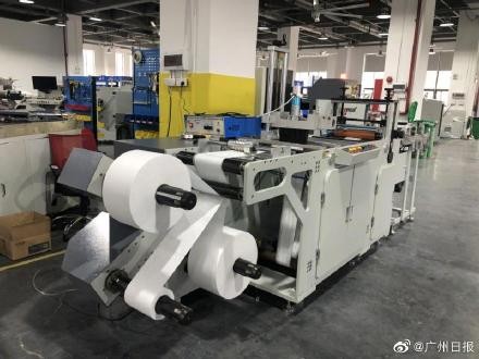 為了面對口罩需求增加,廣州市一家人工智能企業「普理司科技有限公司」成功研發AI口罩機。據悉AI口罩機每分鐘能夠生產120個口罩,日產超過15萬個!