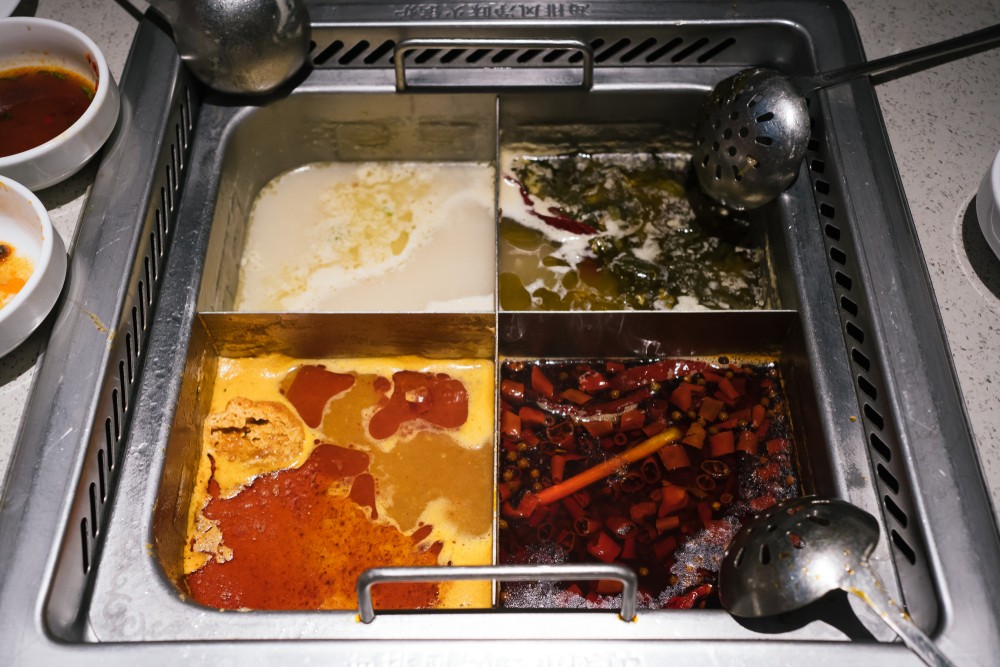 近期重新開業的海底撈門店被食客們發現「已悄悄漲價」,甚至有網友調侃稱:「剛開業就報復性漲價!」