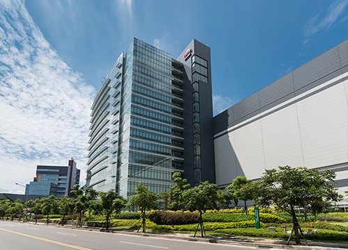 張忠謀「把事情做到極致」的態度成為台積電重要的企業文化。據悉台積電的工程師願意花很長的時間,只為把生產線調製得更精準。