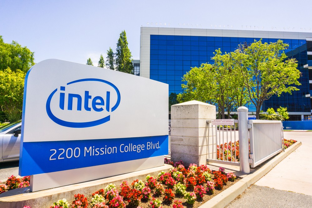 在台積電出現之前,幾乎所有大型半導體廠商如三星(Samsung)、英特爾(Intel,NASDAQ:INTC)等都有自己的晶圓生產工廠,但對於該產業的新進業者和晶片設計公司來說,投資晶圓工廠投資金額太大,投資風險高。
