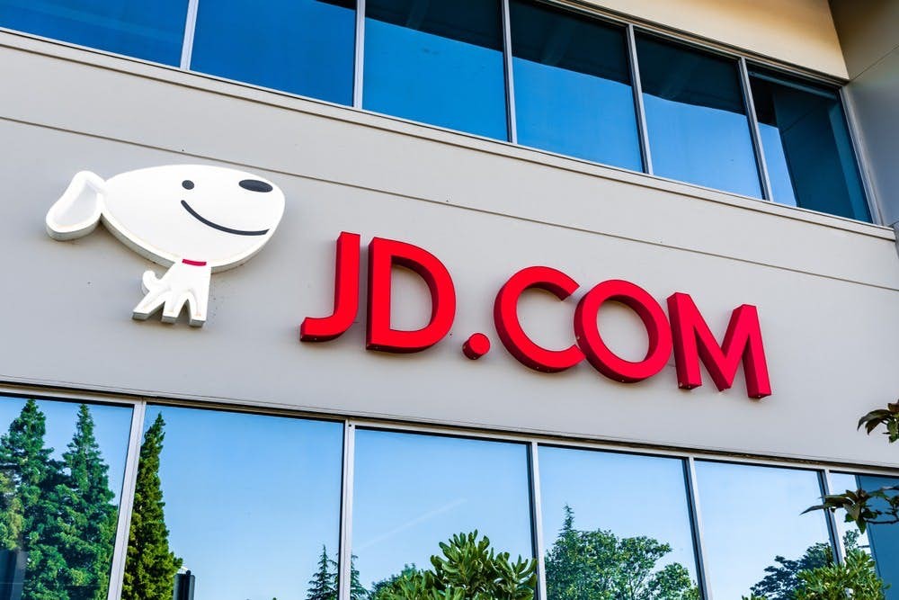 上月IFR也引述知情人士報道,現時在美國上市的中國第二大電商京東(NASDAQ:JD)已提交香港上市文件,計劃最早將於6月在香港第二上市,據悉京東或出售最多約5%股份。