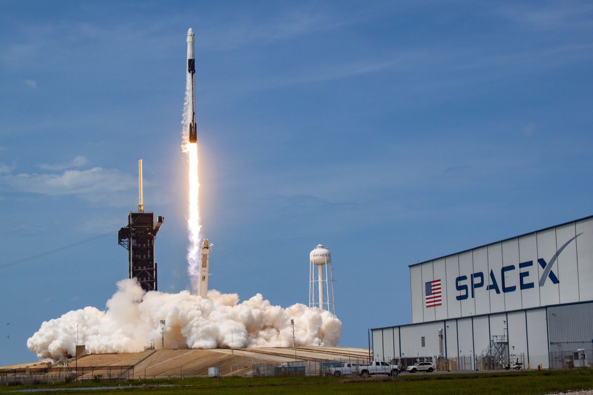 馬斯克旗下太空探索技術公司SpaceX已於5月30日成功發射「獵鷹9號」(Falcon 9)火箭,將搭載2名資深太空人Bob Behnken與Douglas Hurley的「飛龍號」(Crew Dragon )太空船。