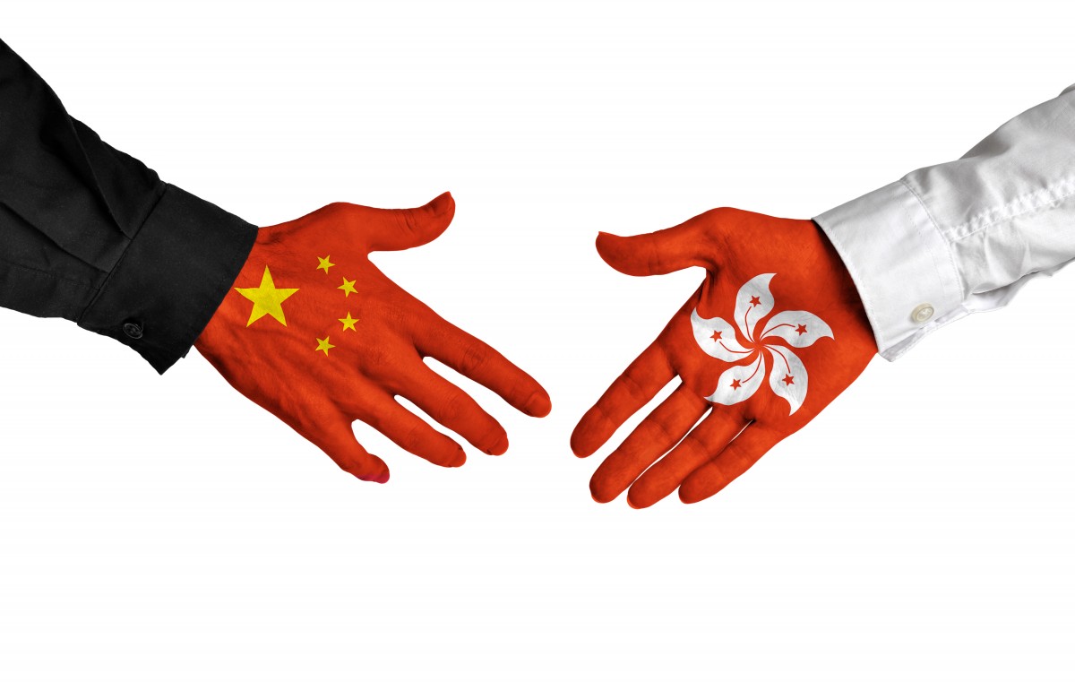 近日《CNBC》引述研究公司Orient Capital Research常務董事Andrew Collier表示,美國國會和總統特朗普雖就香港現況作出政治聲明,成功「聲援」香港市民,但另一方面卻導致香港政治氣氛更加壓迫,其政策或對香港投資環境造成影響。