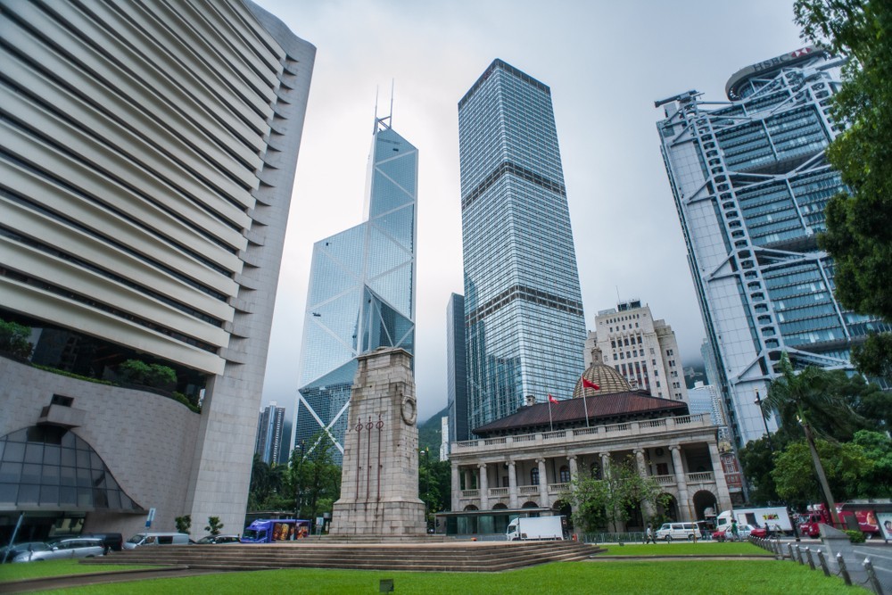 標普預期香港經濟今年將收縮3.9%,新冠肺炎疫情、社會事件、中美貿易戰等事件也將對香港服務業、貿易造成嚴重打擊,而未來2、3年的增速會比預期慢。