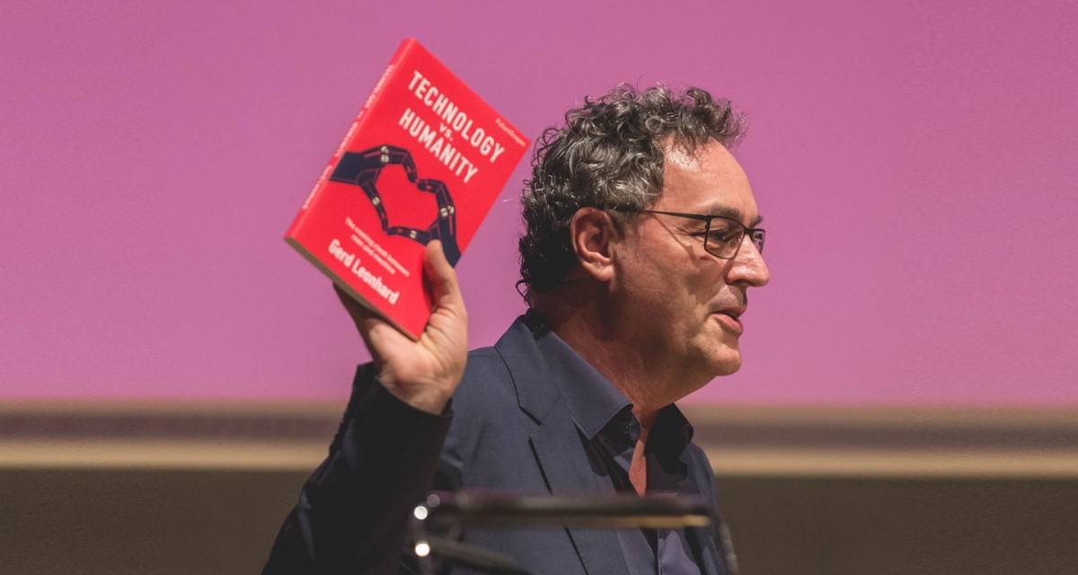 Gerdspeaks-Leonhard-with-techvshuman-book-MWBCN-39623997734_8561eb0bab_o-1680x896