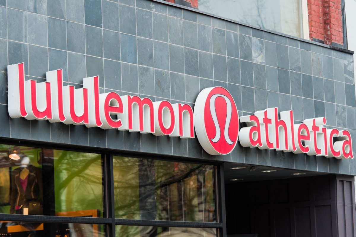 加拿大瑜伽品牌Lululemon(美股代號:LULU)在疫情打擊零售業、運動品牌市場異軍突起的情況之下,超越Under Armour拿下第3名的寶座,成為Nike(美股代號:NKE)、Adidas(美股代號:ADS)的最大競爭對手。