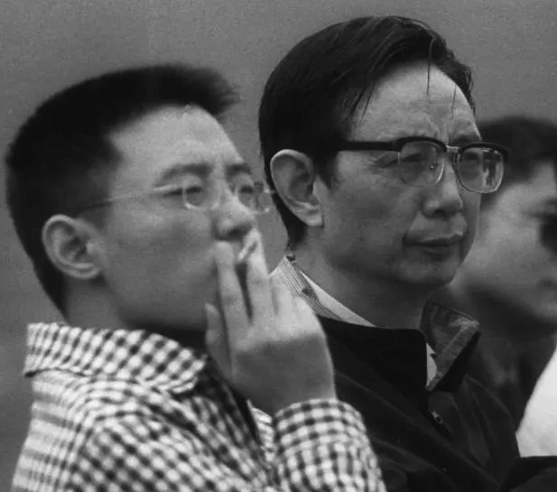 尹明善之子尹喜地對父親事業漠不關心,還過著十分紙醉金迷的生活。