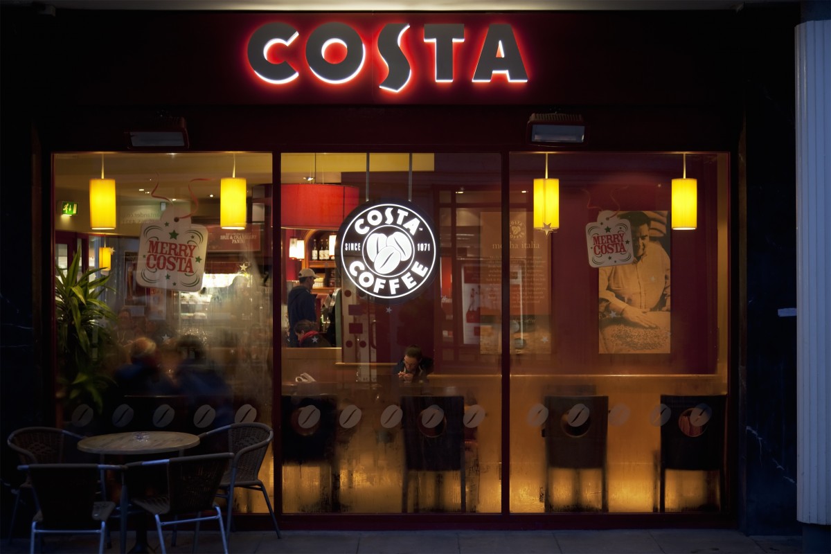 事實上,疫情也使英國地區關閉了2700家COSTA門店,採取了大規模裁員。