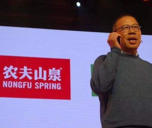 因6年前受到哇哈哈口服液的啟發,他決定這次進軍飲料市場,並創辦了自己的品牌——農夫山泉。