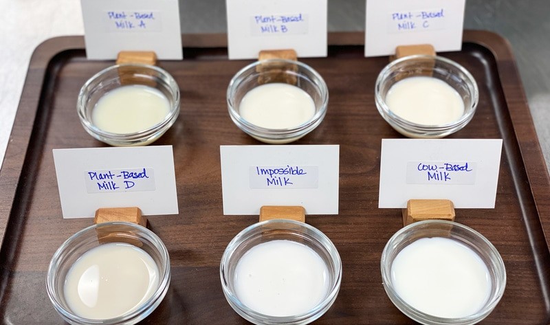 為了展示Impossible Milk與其他植物奶相比更像牛奶,該公司將Impossible Milk與其他植物奶放在一起比較,甚至嘗試將Impossible Milk與咖啡混合,以展示它不像其他植物奶那樣會凝結。