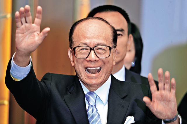 Hong Kong tycoon Li Ka-shing who heads Hutchison Whampoa, waves as he leaves a press conference that announced the company's profits for 2008, in Hong Kong on March 26, 2009. Hong Kong port-to-telecoms conglomerate Hutchison Whampoa said its net profit for 2008 fell 42 percent, as one-off disposal gains had strongly boosted its earnings the previous year. Hutchison, said its net profit for 2008 stood at 17.66 billion Hong Kong dollars (2.3 billion USD), down from 30.60 billion dollars in 2007, total revenue for the firm which has holdings in ports, retail, property, energy, infrastructure and telecoms across the world rose 13 percent in 2008 to 348.37 billion USD. AFP PHOTO / Antony DICKSON