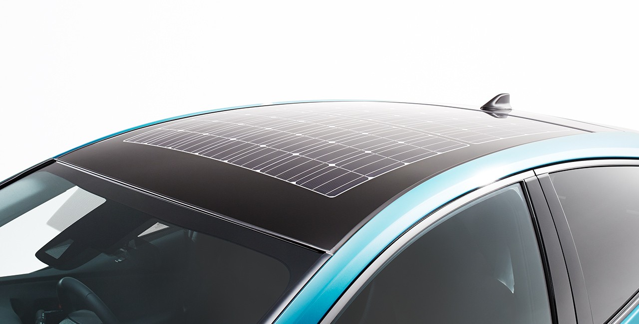 2016-toyota-prius-phv-solar-roof-option-debuts-in-japan_4