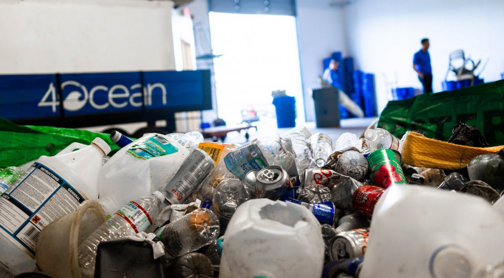 他們透露公司聘請超過180人負責在海灘和漁船撿垃圾,但他們並沒有透露薪金, 只稱收入「可觀」也會為員工提供醫療保障。