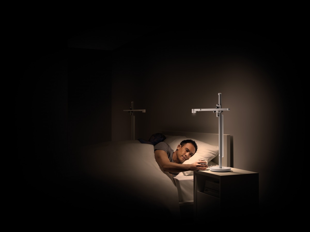 CD05_WHSIL_016-RGB-InUse-PersonalControl-MaleInBedGlassWater-2700K-A3_MIX[2]