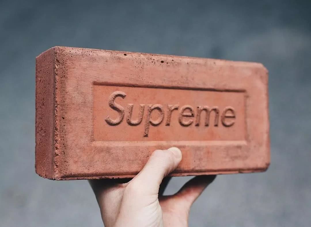 【時尚品味】香港示威遊行的「武器補給中心」！「外國勢力」Supreme提供「暴徒武器」！