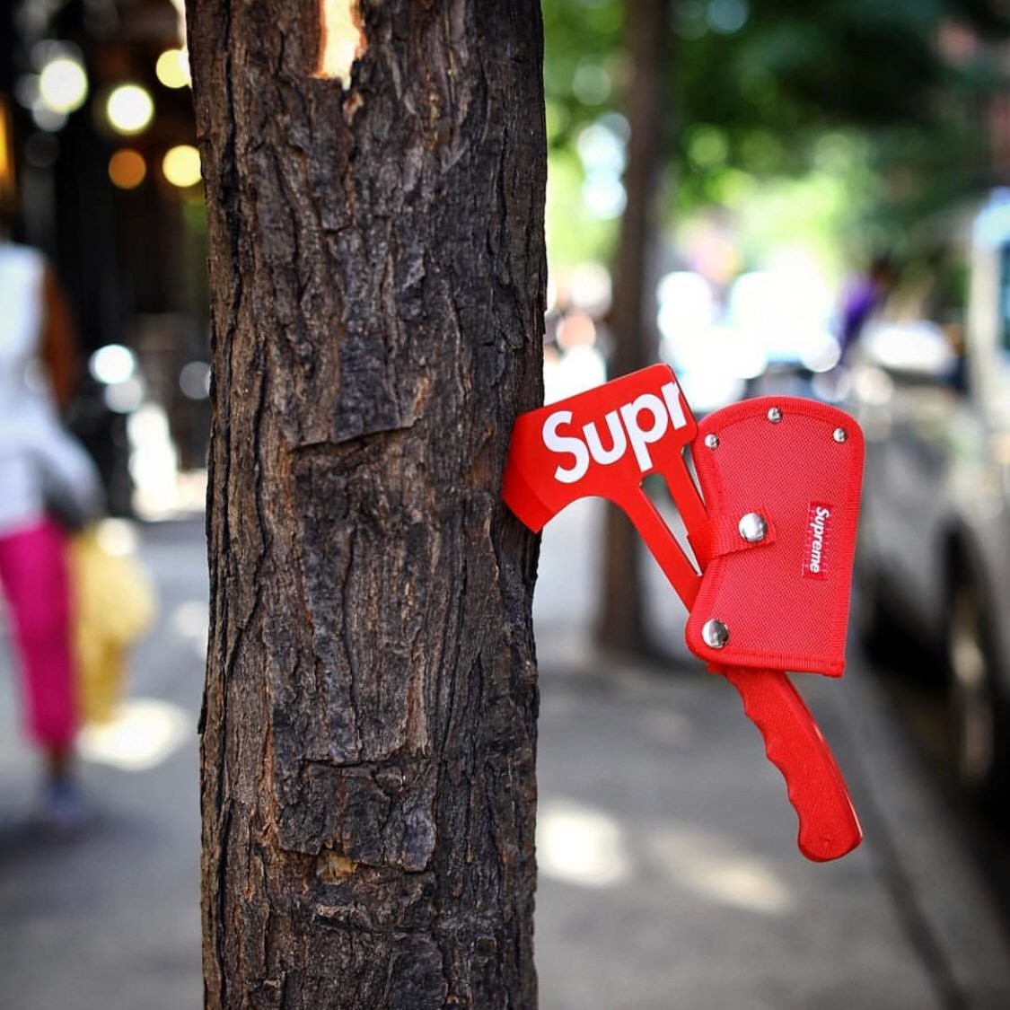 【時尚品味】香港示威遊行的「武器補給中心」！「外國勢力」Supreme提供「暴徒武器」！