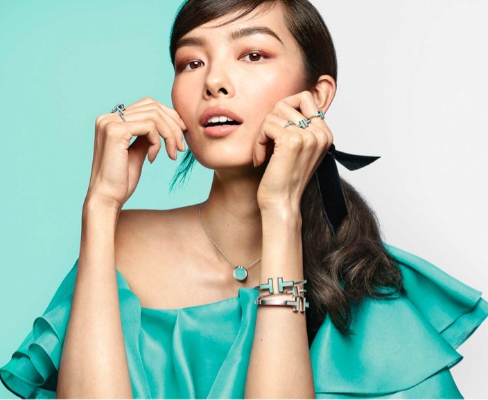 Tiffany & Co. 近日因上載一張中國女模用右手遮住右眼的廣告照,而被外界認為藉機表態政治立場,受到大批網民關注與批評。