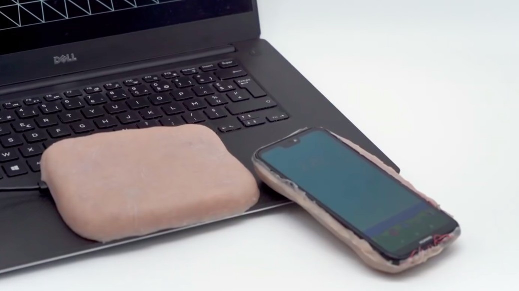 外國一位名為 Marc Teyssier的交互設計師(Interaction Designer)研發出一款模擬真人皮膚的人造皮手機外殼。