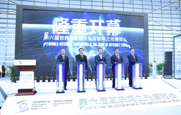 官方在大會上發布《中國互聯網發展報告2019》,宣佈中國網民數量已達8.54億人,較2018年低增長2598萬人