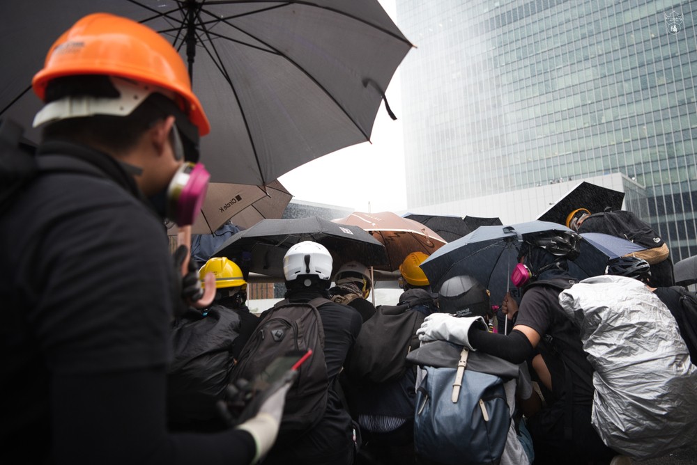 香港抗議事件亦刺激某些相關App的下載量,民眾除了透過應用來討論情勢,也在網絡上討論相關議題。