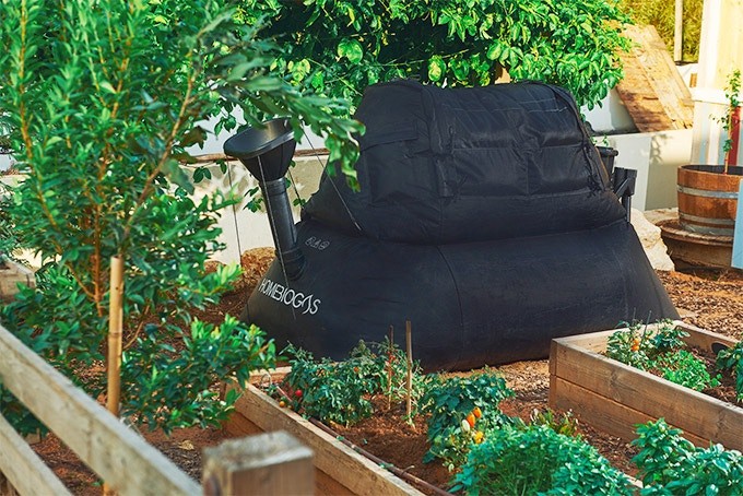 以色列新創公司HomeBiogas研發家用生質能系統,使用者只要將吃不完的飯菜倒入消化槽,其中的微生物等就能讓食物中的有機物被分解,再轉換成氣體和肥料。