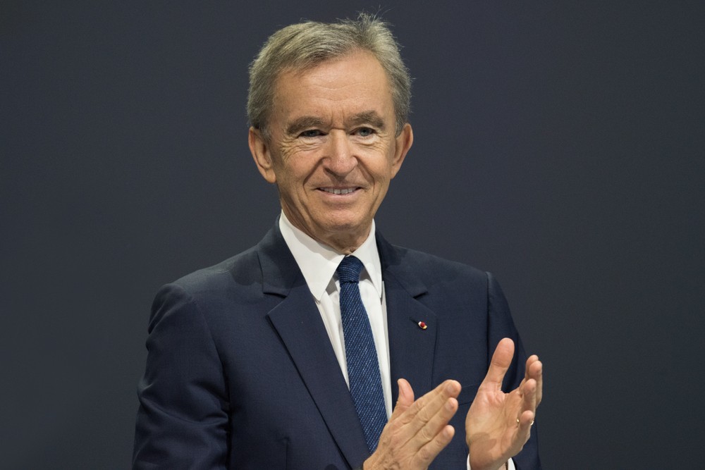 LVMH執行長兼董事長阿諾特(Bernard Arnault)身家上漲,被外界看好之後有望超越亞馬遜(Amazon,美股代號:AMZN)創辦人貝佐斯(Jeff Bezos),躍升成為世界新首富。