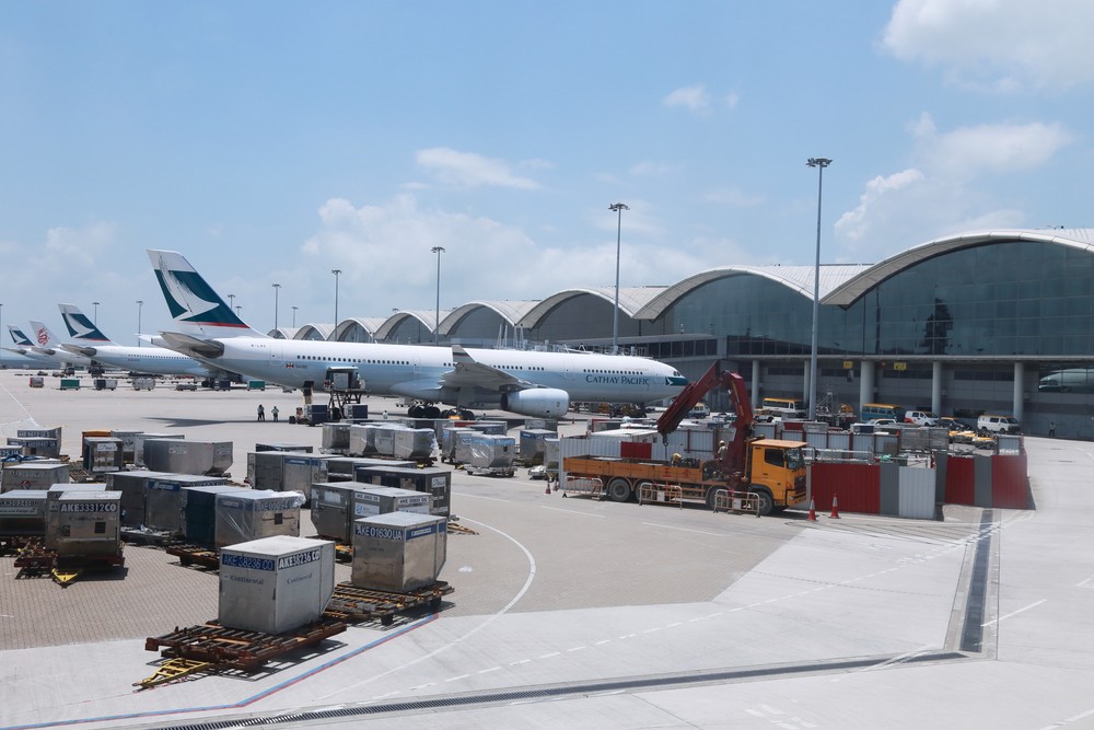 《Routes Online》報導,陸續宣布消減飛往香港航班的亞洲航空公司包括:亞航、印尼鷹航公司(Garuda Indonesia)、韓國濟州航空(JejuAir)、菲律賓航空公司(Philippine Airlines)、印度香料航空(SpiceJet)等航空。