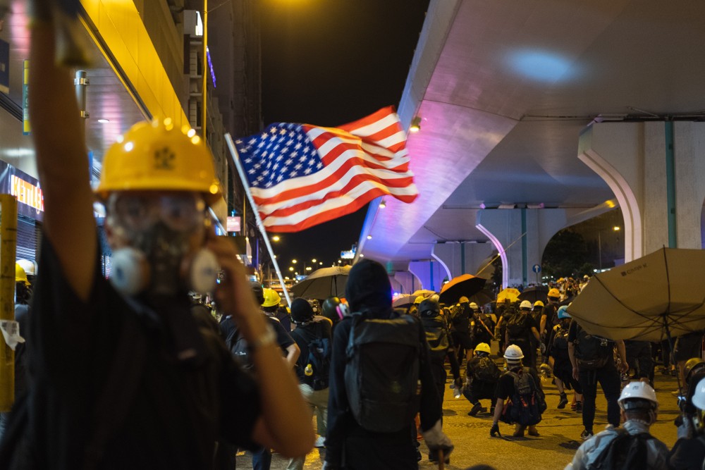 中國媒體《人民日報》針對此事發佈相關評論文章,形容美國通過《法案》不但損人不利己,甚至已干涉中國內政。