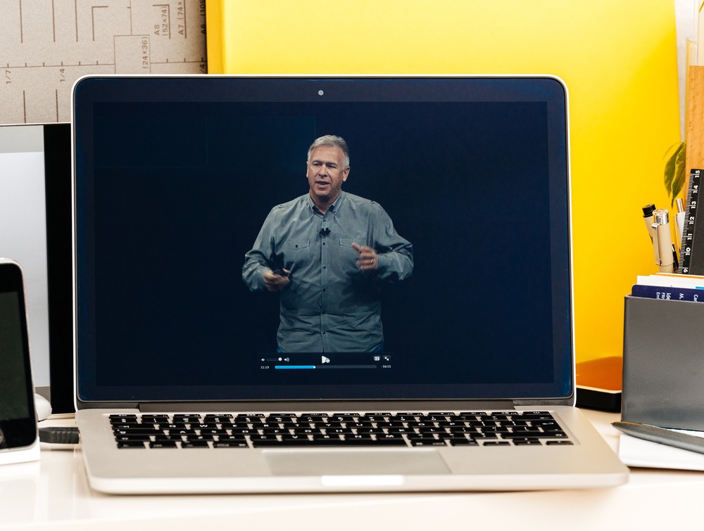 蘋果公司現任營銷高級副總裁席勒(Phil Schiller)「語出驚人」,抨擊競爭對手Google所生產的Chromebook電腦靠廉價搶佔市場,更謂「使用該產品的學生未來不會成功」。