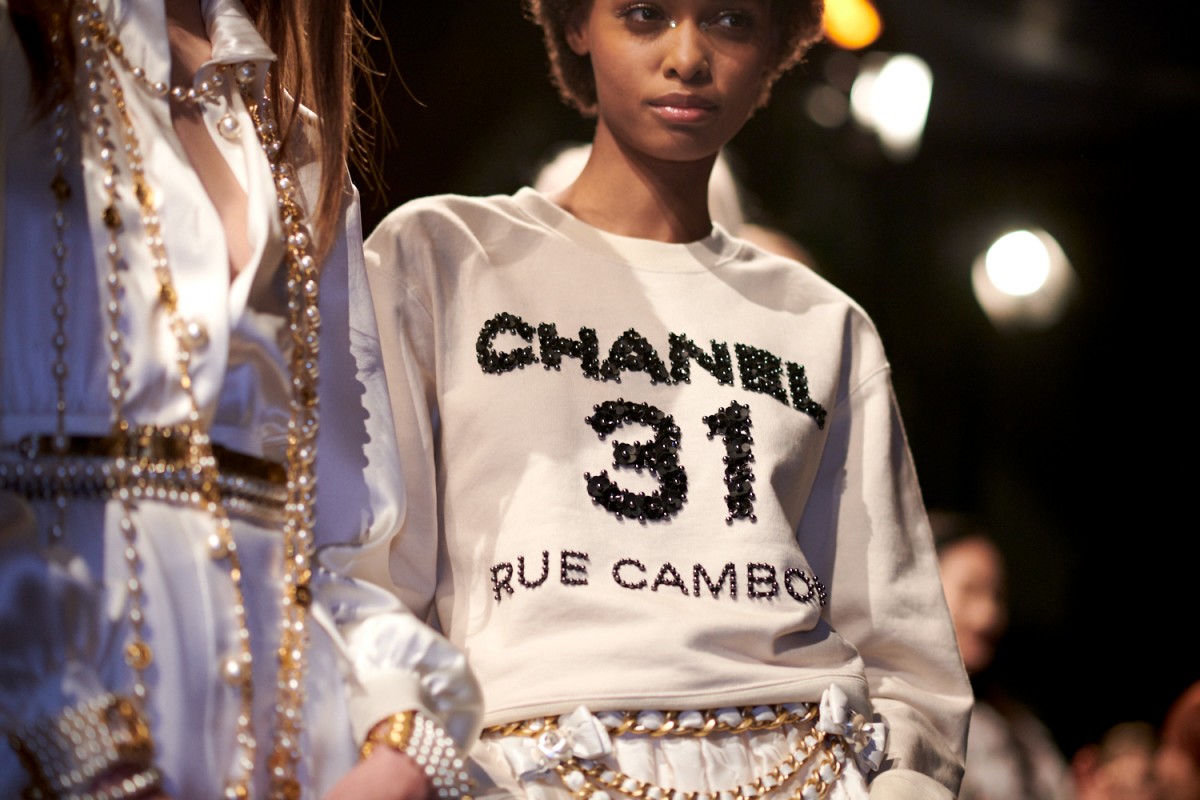 【時尚品味】CHANEL的鏡面迴旋樓梯!Virginie Viard如何回歸品牌初心?