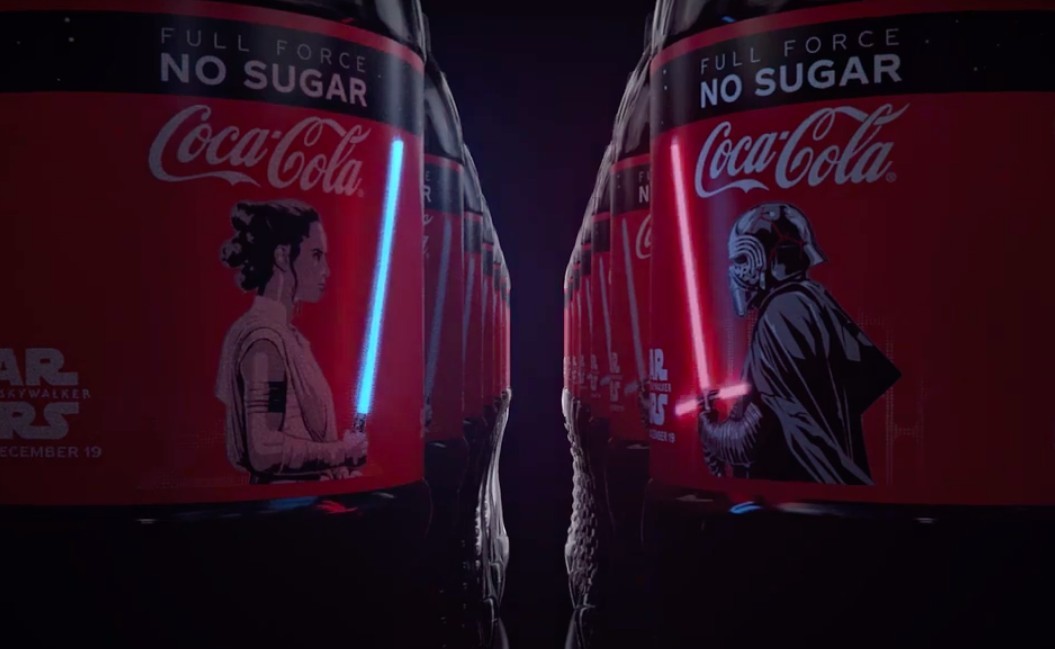 全球著名汽水品牌可口可樂(Coca Cola)與《星球大戰》聯名推出限量智慧標籤可樂瓶。