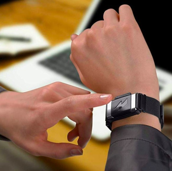 如果你需要有人來督促自己改變壞習慣，由外國團隊「Pavlok」開發的一款電擊手環絕對能夠助你一臂之力，用電擊「提醒」你完成任務，早日達成目標！