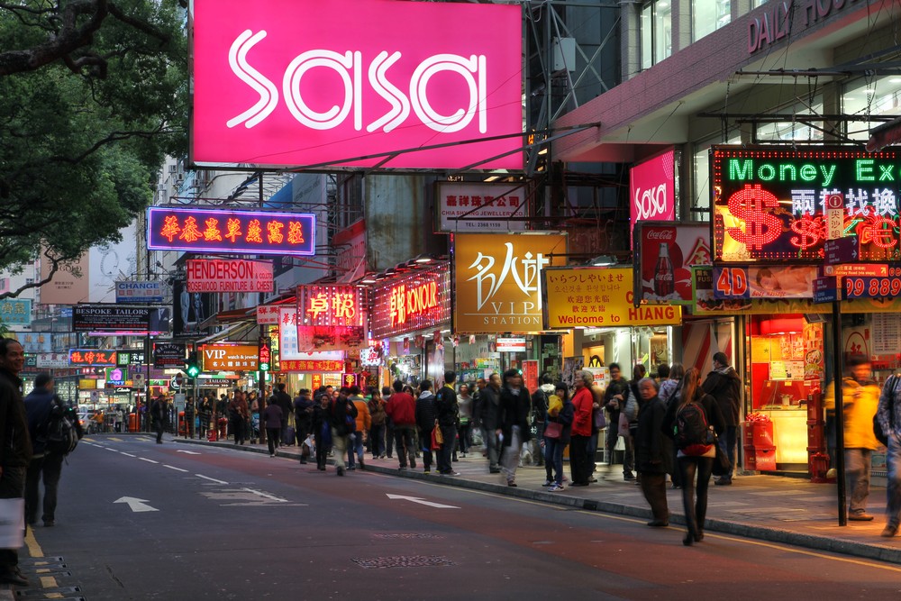 莎莎國際於1997年正式進軍新加坡，但近年面對嚴峻市場挑戰，營業成績不盡理想。