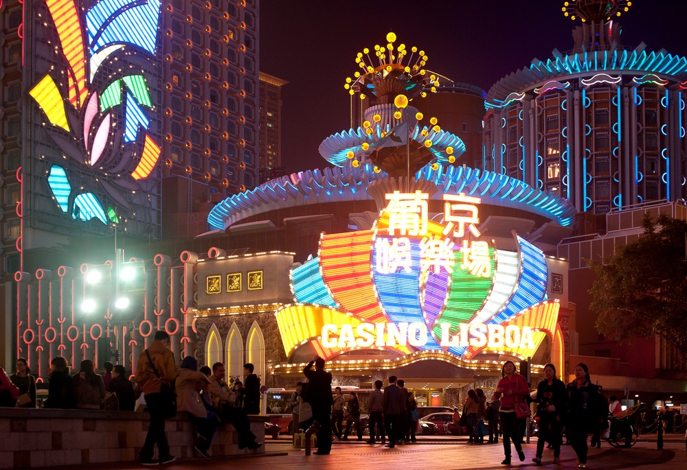 《CNN》則指，澳門博彩業對當地GDP貢獻極大，但此也顯示澳門的經濟多樣化遠遠輸給香港。