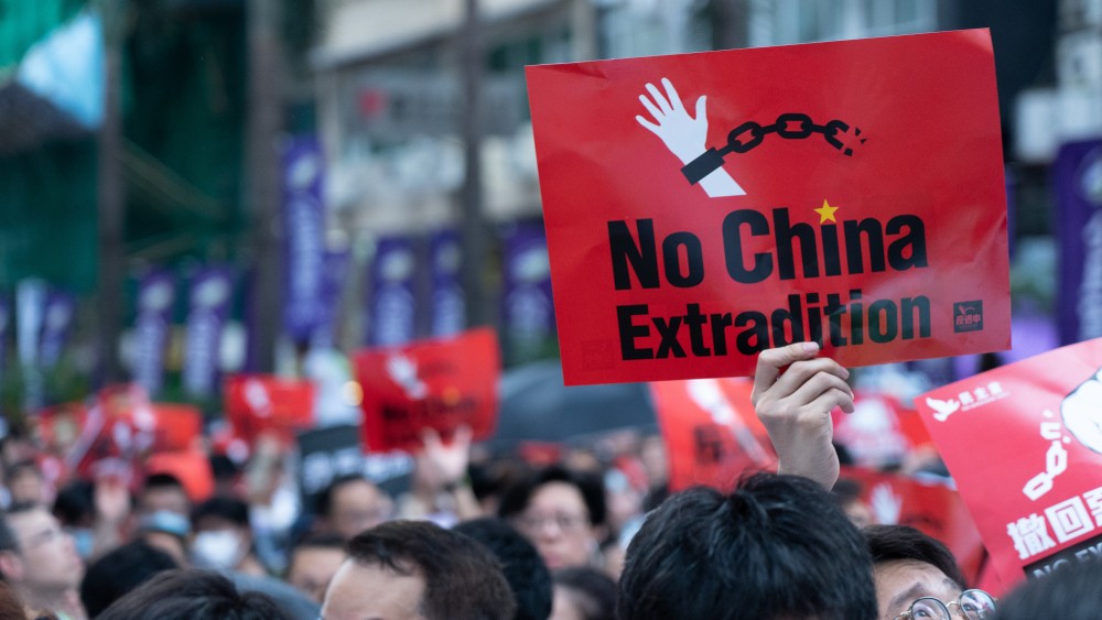 根據相關報導,早前曾有同情者秘密援助香港示威者,贊助他們機票,安排他們逃離香港,尋找地方安頓他們,幫他們介紹當地醫生、援助組織、學校單位等。