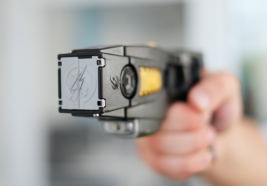 有本地媒體稱，目前香港警方正研究在日常配備中加入電槍和網槍的可能性。報道同時強調，相關武器只會用於日常的執行職務，並非用於打擊示威活動。