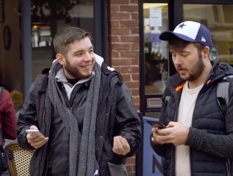 但也因為沈迷於遊戲,而且每天花費在遊戲上的時間也很長,Monkhouse每天幾乎費時3小時在走路上,因此他在短短一年內成功減去60多公斤。